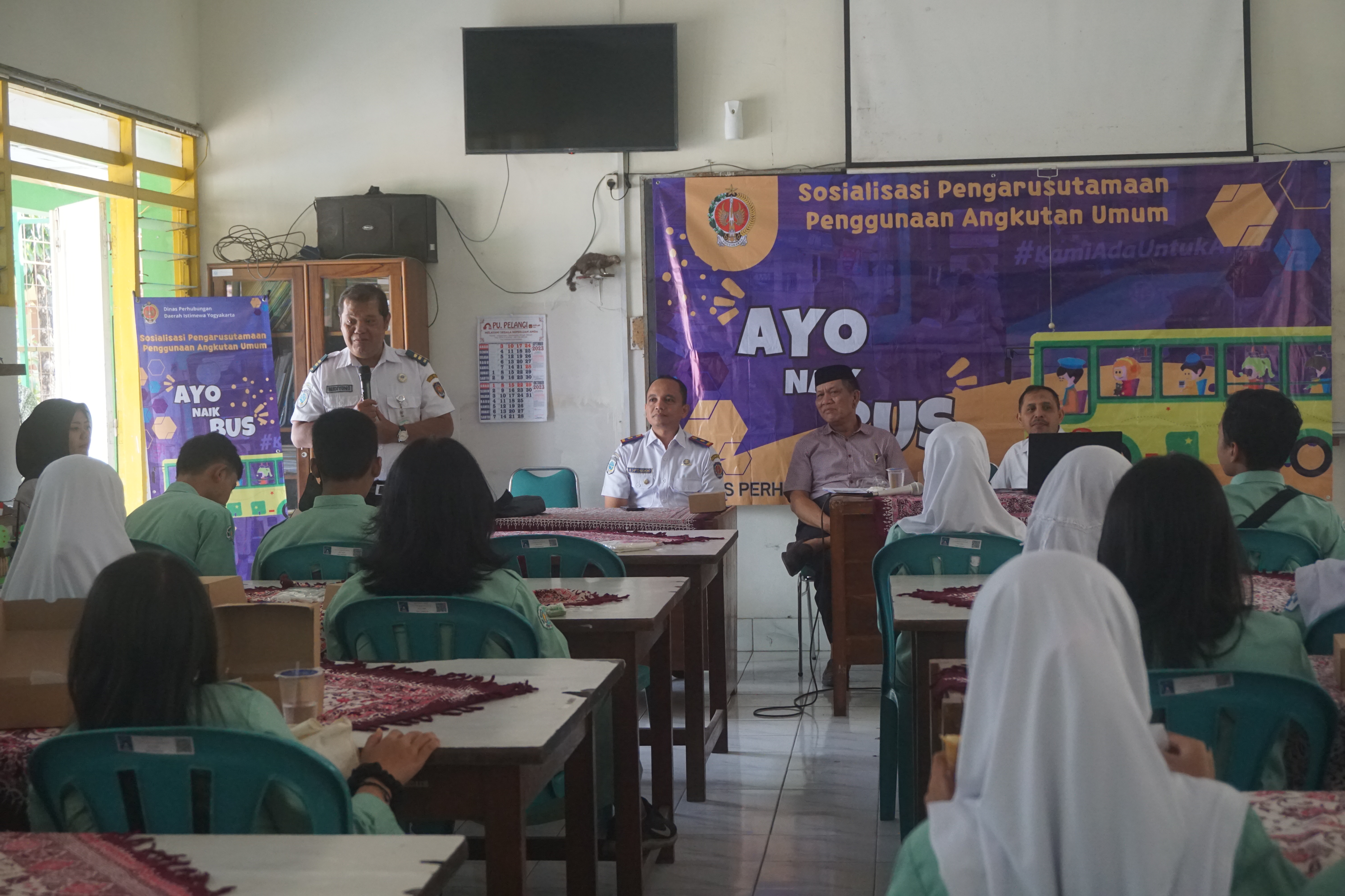 Puluhan Siswa SMP Belajar Integrasi Moda Transportasi di Yogyakarta dan Naik TransJogja dengan Tarif Rp60