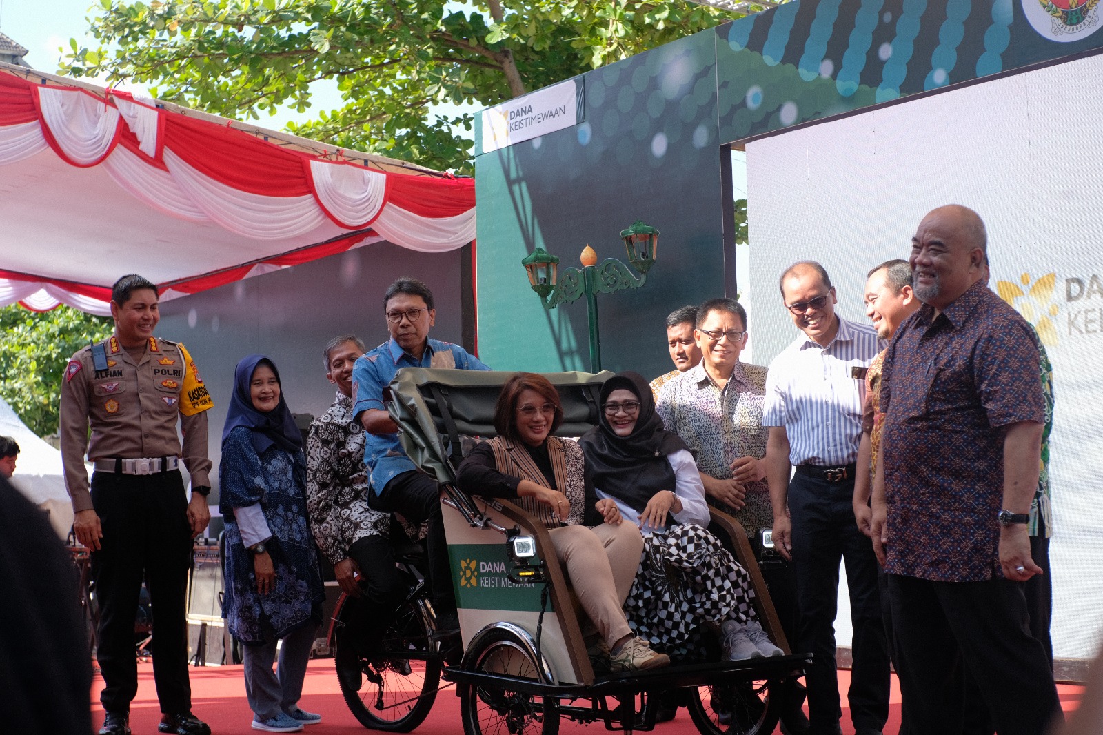 Dinas Perhubungan DIY Launching Becak Kayuh Bertenaga Alternatif dan Public Transport Information System (PTIS) di Yogyakarta