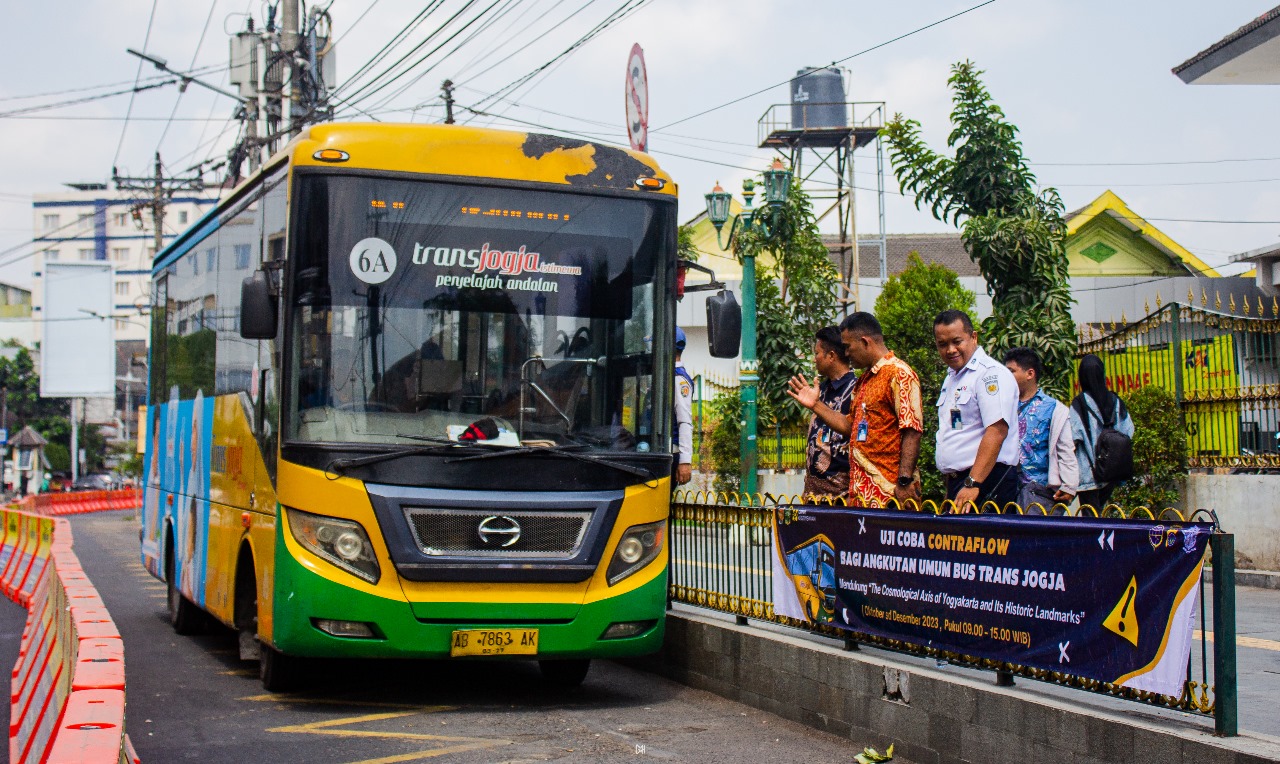 Dinas Perhubungan DIY Mulai Uji Coba Contra Flow Bus Trans Jogja di Jalan Pasar Kembang