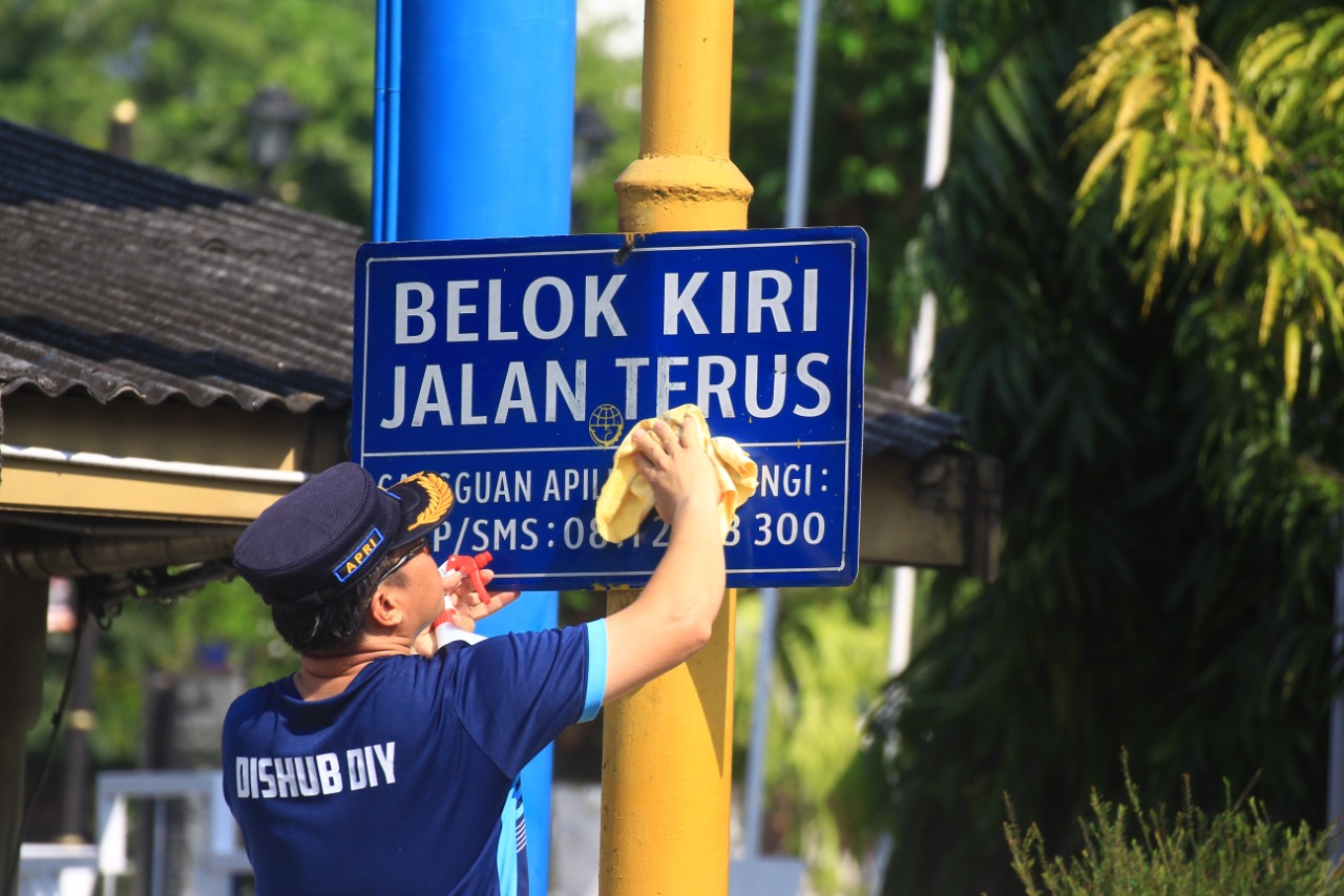 Dishub DIY dan BPTD Kelas 3 DIY Gelar Kerja Bakti Bersama, Bersihkan Rambu dan Berikan Bantuan Sosial