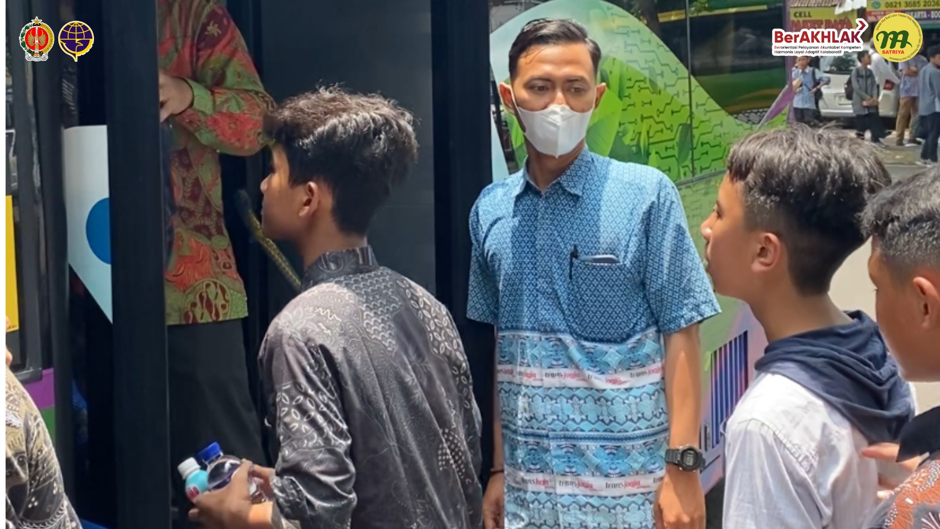 Dishub DIY Ajak Santri Ponpes Sulaimaniyah Nikmati Pengalaman Naik Bus Listrik Trans Jogja