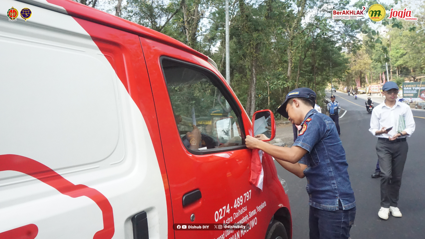 Semarak Kemerdekaan, Dishub DIY Bagikan dan Pasang Bendera Merah Putih di Tengah Penegakan LLAJ