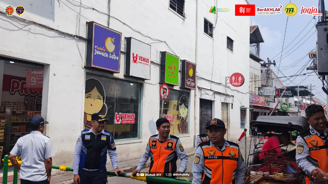 Tim Patroli Dinas Perhubungan  melakukan penertiban parkir liar di kawasan  Jalan Malioboro demi kenyamanan bersama 