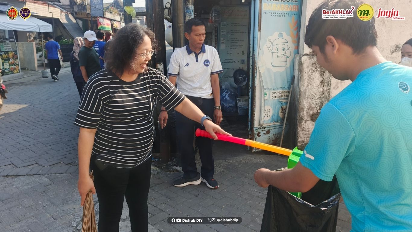 Dukung Gerakan DIY ASRI, Dishub DIY Gelar Kerja Bakti di Kawasan Jalan Tambak Bayan