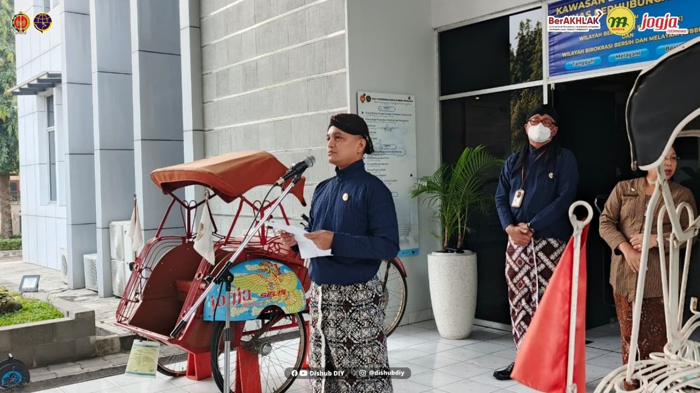 Lestarikan Budaya, Pegawai Dishub DIY Kenakan Pakaian Tradisional Jawa Gaya Yogyakarta pada Apel Pagi