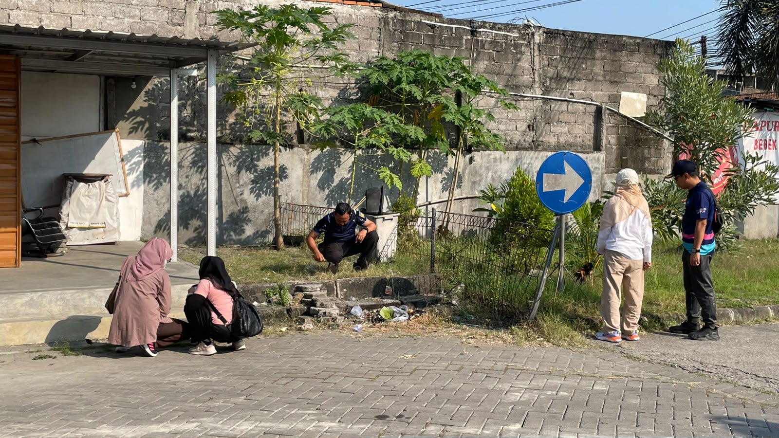 Pegawai Dishub DIY membersihkan rumput di Park and Ride Gamping, (5/6)