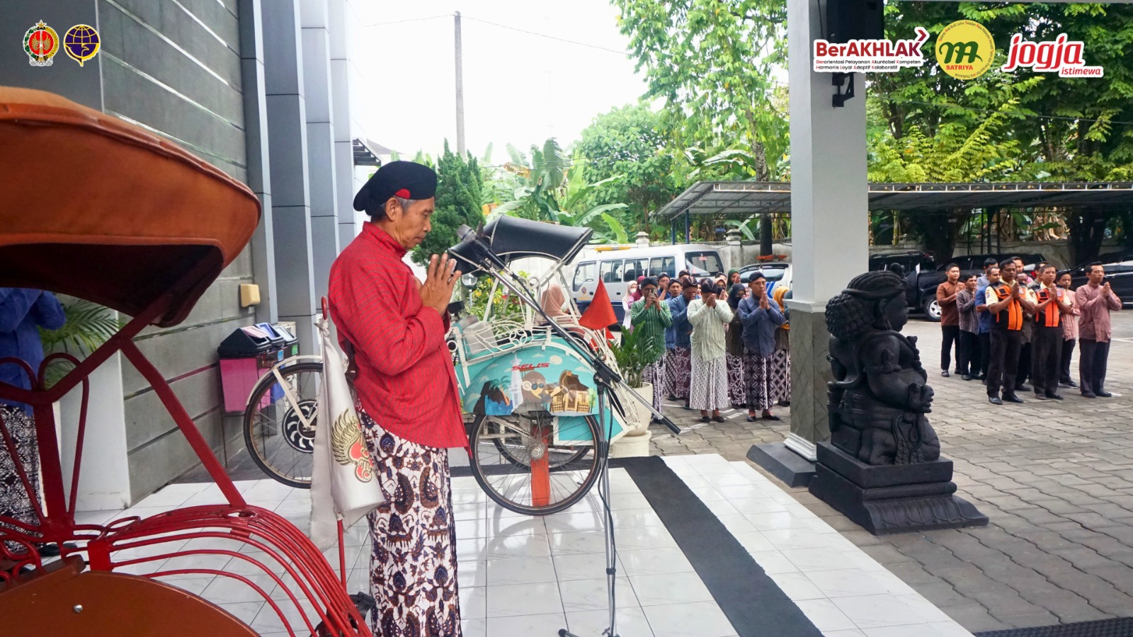 Peringati Kamis Pon, Dishub DIY Gelar Apel Pagi dengan Busana Adat Gagrak Ngayogyakarta