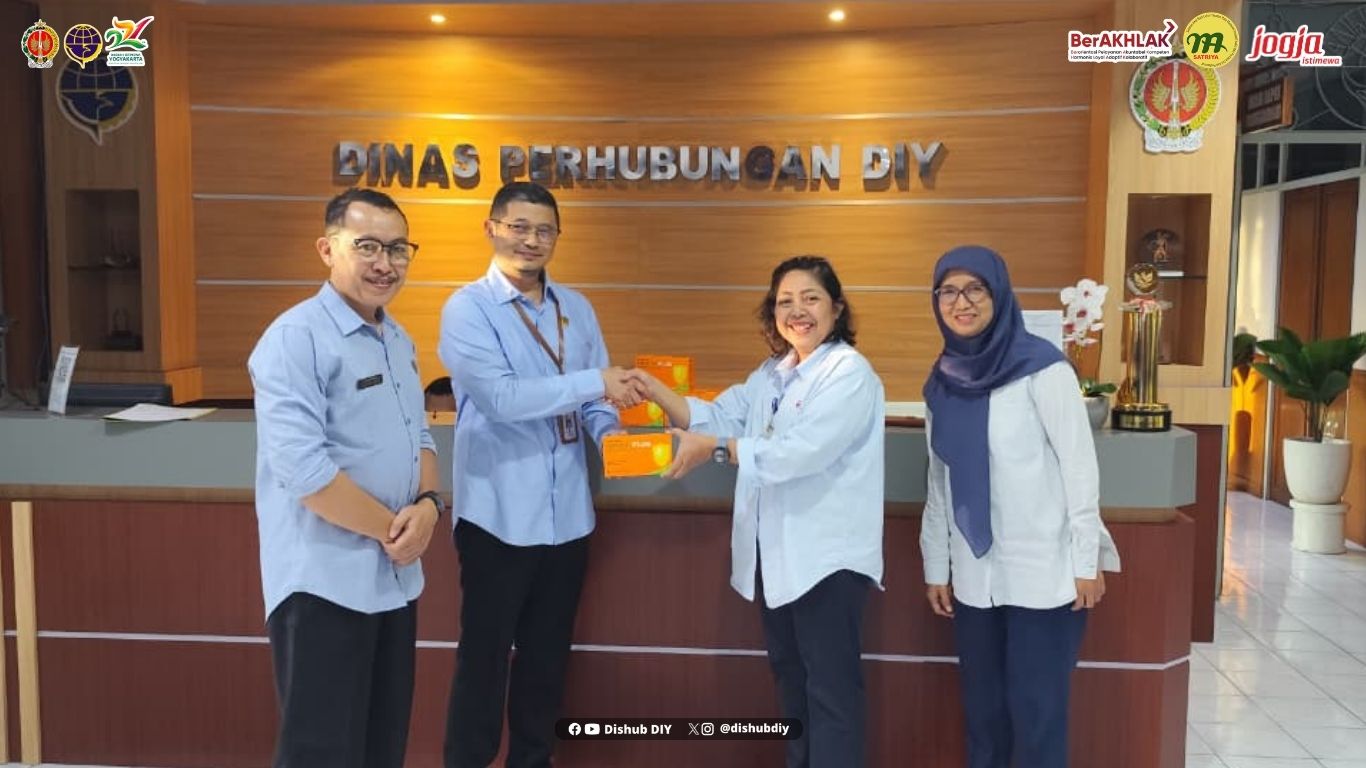 Kepala Dinas Kesehatan DIY Serahkan Vitamin C untuk Petugas Dishub DIY di Posko Angkutan Lebaran 