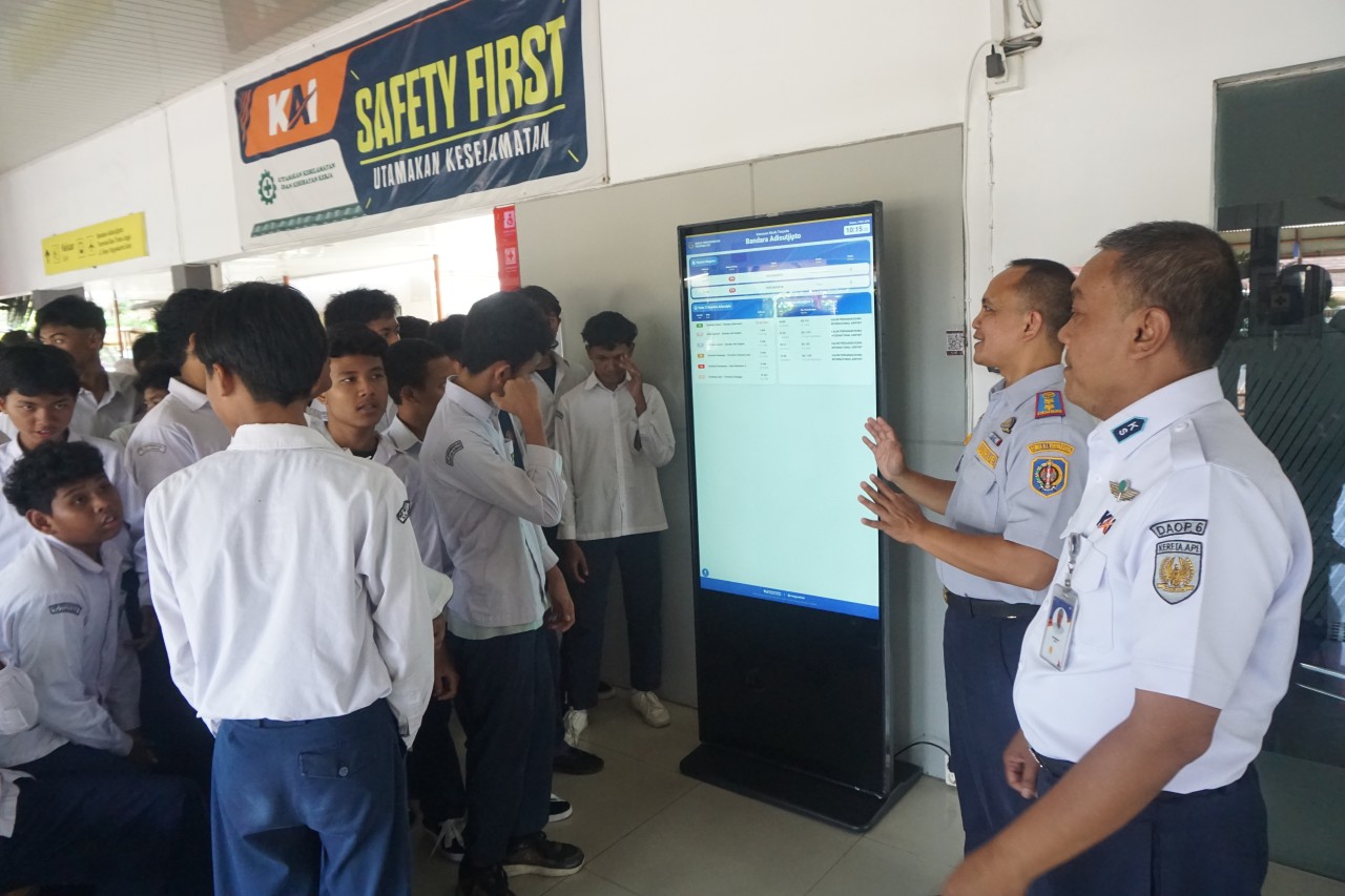 Sosialisasi Integrasi Sistem Informasi Layanan Angkutan Umum (NYAWIJI) Bersama Siswa Muhammadiyah 1 Kalasan di Stasiun Maguwo