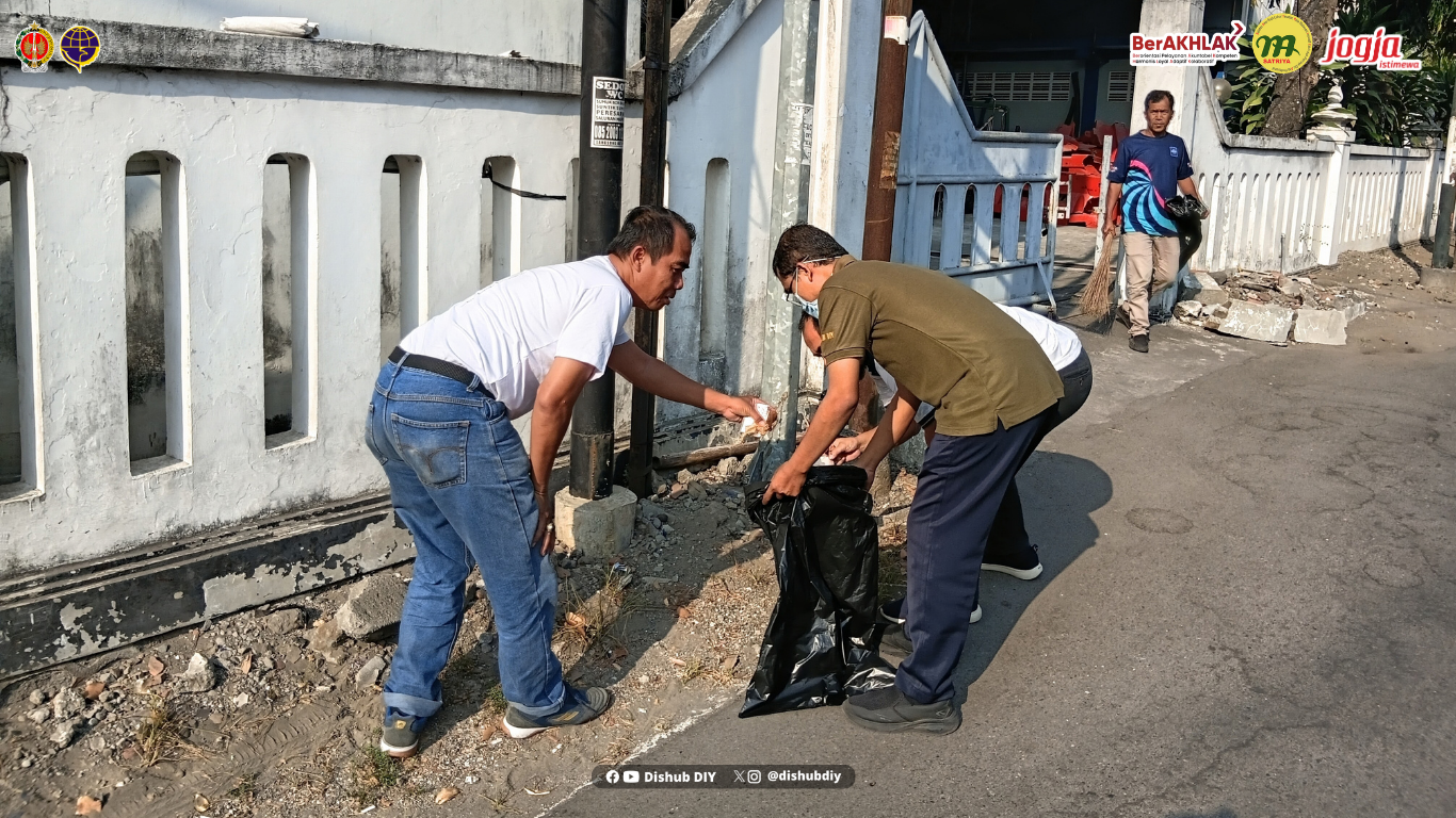 ASRI Dishub DIY, Pegawai Bersihkan Lingkungan Kantor dan Sekitarnya