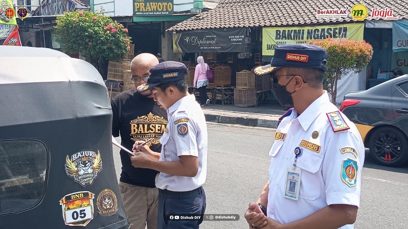 Dishub DIY Menertibkan dan Menegur Pelanggaran Parkir di Kawasan Pasar Ngasem, Yogyakarta