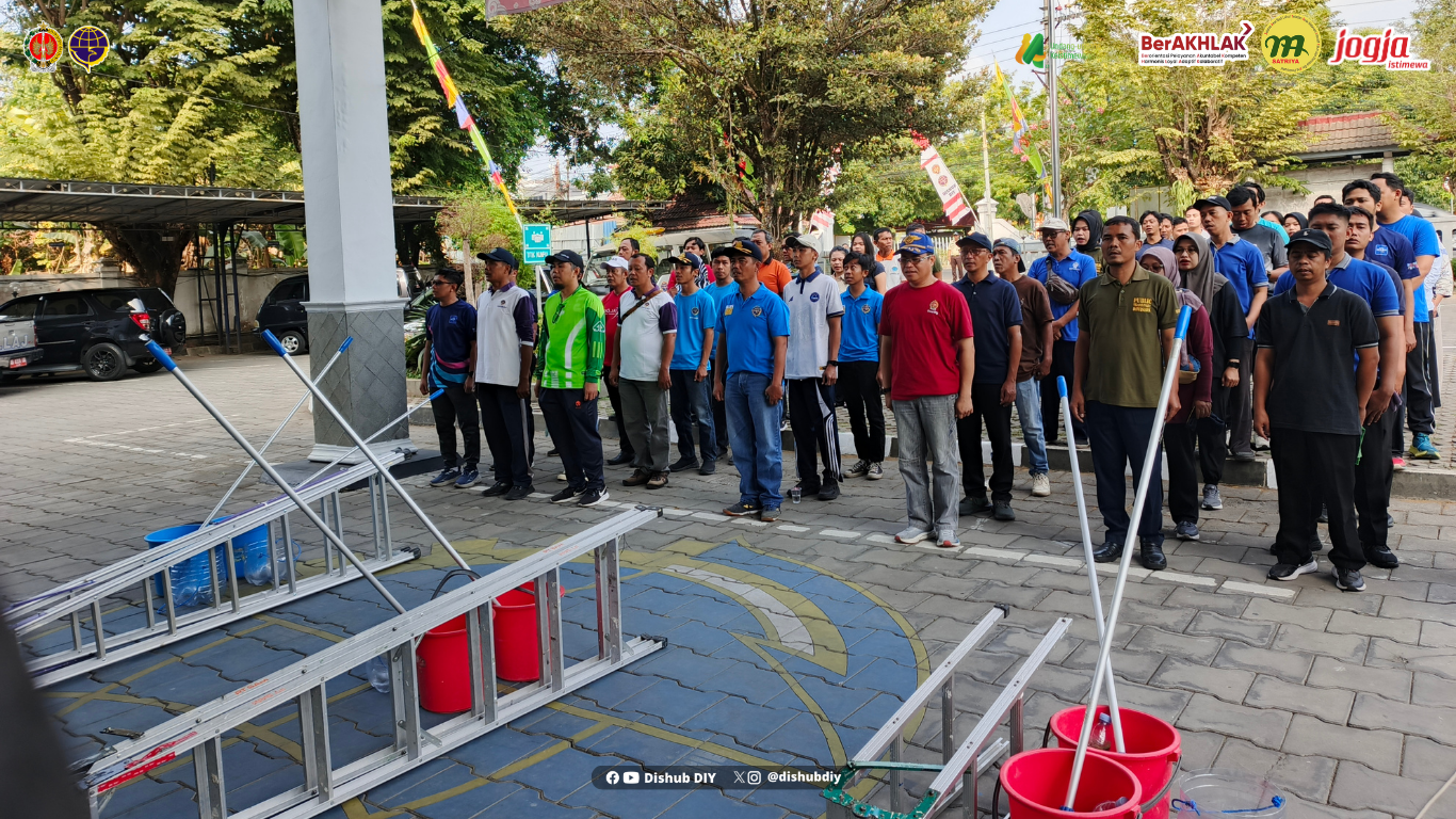 Sambut Harhubnas 2026, Dishub DIY Bersihkan Rambu dan Perlengkapan Jalan di Kawasan Sumbu Filosofi Yogyakarta